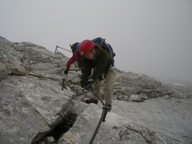 Johann-Klettersteig: Irene und Daniela zwischen G&ouml;tterthron und Ausstiegsquerung (7. Juni)
