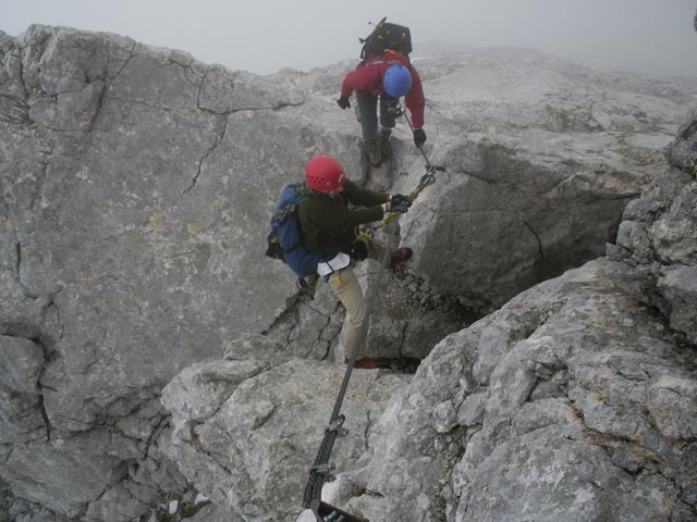 Johann-Klettersteig: Daniela und Irene zwischen G&ouml;tterthron und Ausstiegsquerung (7. Juni)