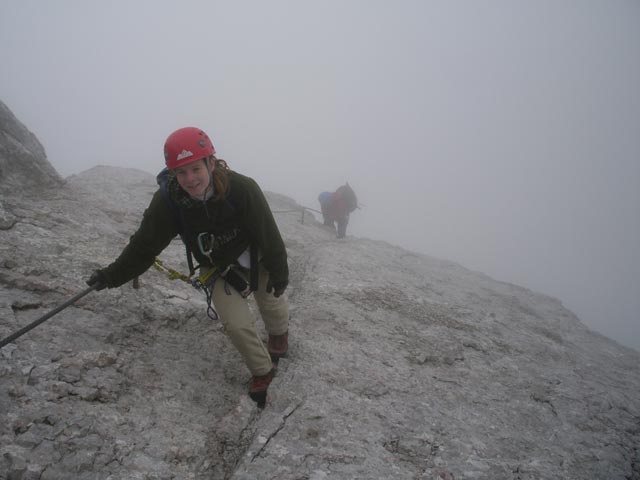 Johann-Klettersteig: Daniela und Irene zwischen G&ouml;tterthron und Ausstiegsquerung (7. Juni)