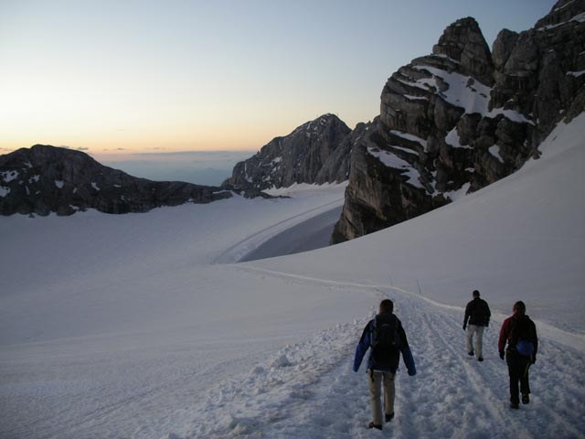 Daniela, Erich und Irene am Hallst&auml;tter Gletscher zwischen Seethaler H&uuml;tte und Hunerkogel (8. Juni)