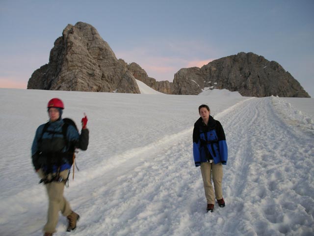 Mathias und Daniela am Hallst&auml;tter Gletscher zwischen Seethaler H&uuml;tte und Hunerkogel (8. Juni)