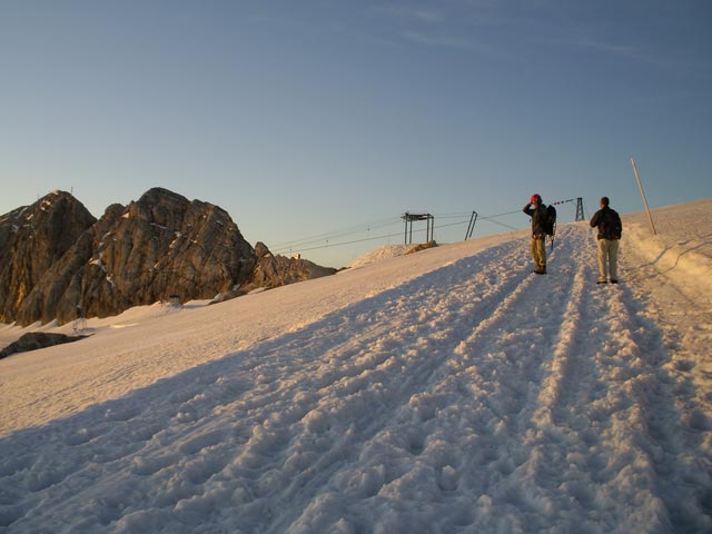 Mathias und Erich am Hallst&auml;tter Gletscher zwischen Seethaler H&uuml;tte und Hunerkogel (8. Juni)