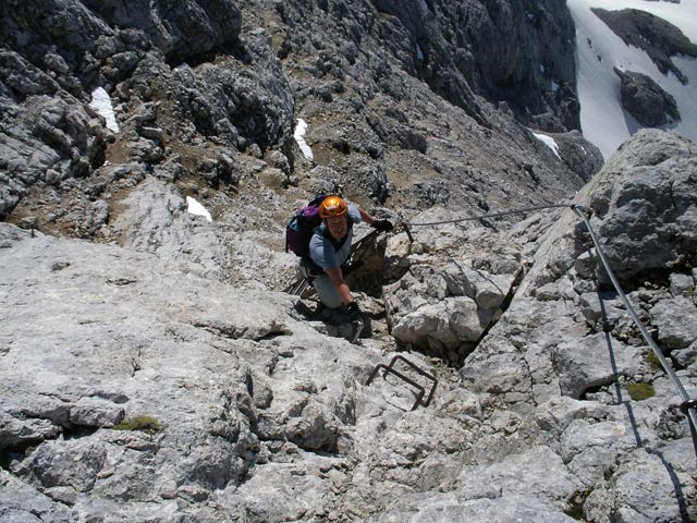 Westgrat-Klettersteig: Erich zwischen Kleinem Koppenkarstein und Gro&szlig;em Koppenkarstein (8. Juni)