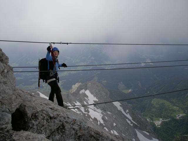 Westgrat-Klettersteig: Irene auf der Seilbrücke (8. Juni)