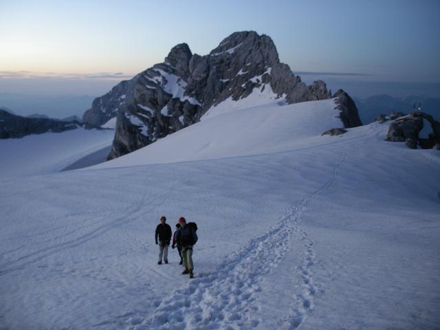 Erich, Irene und Mathias am Hallst&auml;tter Gletscher zwischen Seethaler H&uuml;tte und Schulteranstieg (9. Juni)