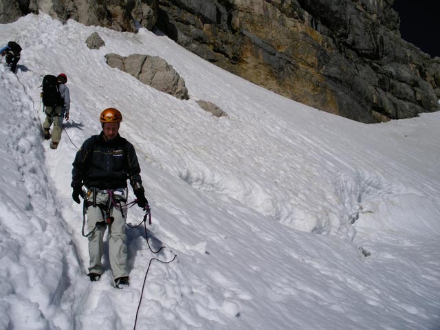 Irene, Mathias und Erich am Hallst&auml;tter Gletscher zwischen Randkluftanstieg und Schulteranstieg (9. Juni)