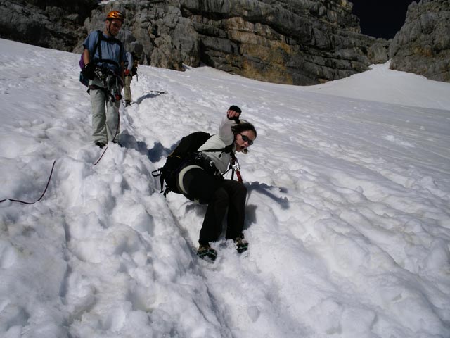 Erich, Mathias und Irene am Hallst&auml;tter Gletscher zwischen Randkluftanstieg und Schulteranstieg (9. Juni)