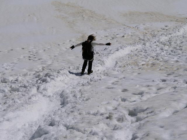 Irene am Hallst&auml;tter Gletscher zwischen Randkluftanstieg und Schulteranstieg (9. Juni)