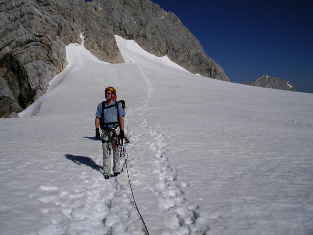 Erich am Hallst&auml;tter Gletscher zwischen Schulteranstieg und Seethaler H&uuml;tte (9. Juni)
