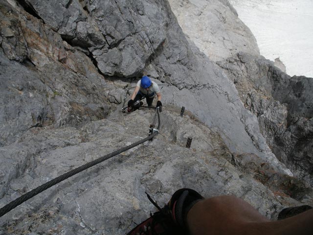 Sky Walk-Klettersteig: Irene zwischen der Wandpassage mit Riss und dem &uuml;berh&auml;ngenden Pfeiler (9. Juni)