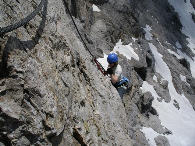 Sky Walk-Klettersteig: Irene am Beginn des &uuml;berh&auml;ngenden Pfeilers (9. Juni)
