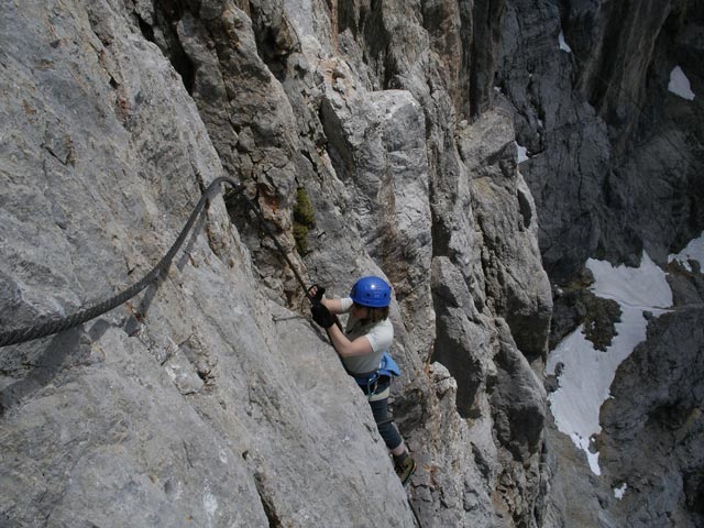 Sky Walk-Klettersteig: Irene am Ende des &uuml;berh&auml;ngenden Pfeilers (9. Juni)