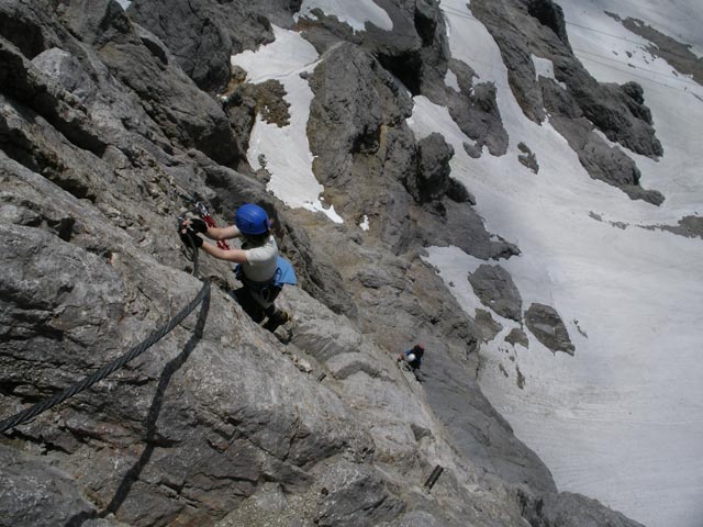Sky Walk-Klettersteig: Irene am Ende des &uuml;berh&auml;ngenden Pfeilers (9. Juni)