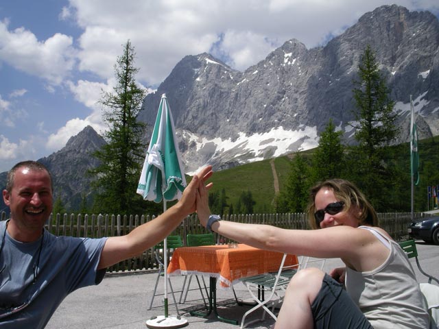 Erich und Irene beim Hotel T&uuml;rlwandh&uuml;tte (9. Juni)