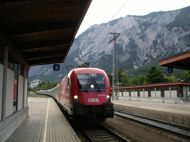 1116 167-6 mit &Ouml;BB-EC 161 bei der Einfahrt im Bahnhof &Ouml;tztal