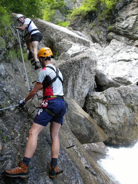 &Ouml;TK-Klettersteig: Alexander und Tobias zwischen Einstieg und erster Br&uuml;cke (7. Juli)
