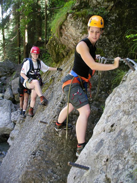 &Ouml;TK-Klettersteig: Daniela und Theresa zwischen Einstieg und erster Br&uuml;cke (7. Juli)