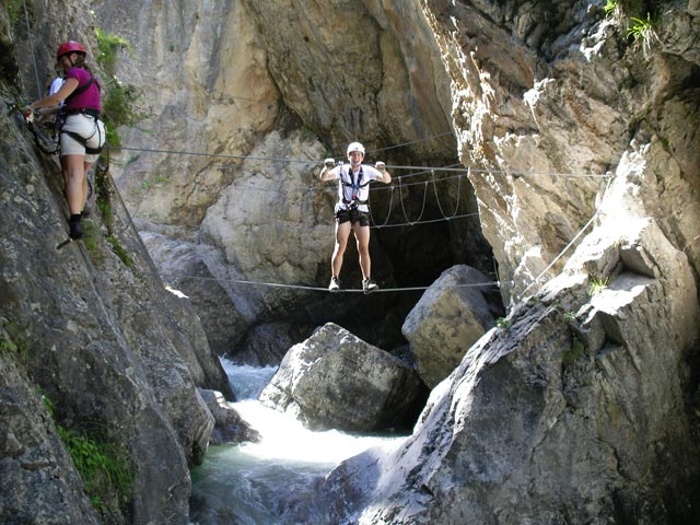 &Ouml;TK-Klettersteig: Doris und Alexander bei der ersten Br&uuml;cke (7. Juli)