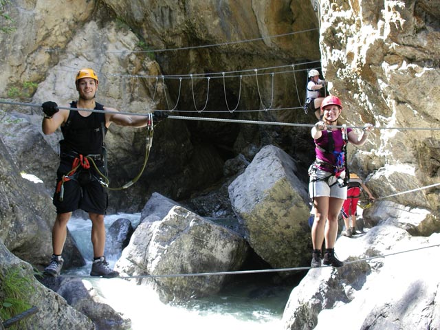 &Ouml;TK-Klettersteig: Wolfgang, Doris und Alexander bei der ersten Br&uuml;cke (7. Juli)