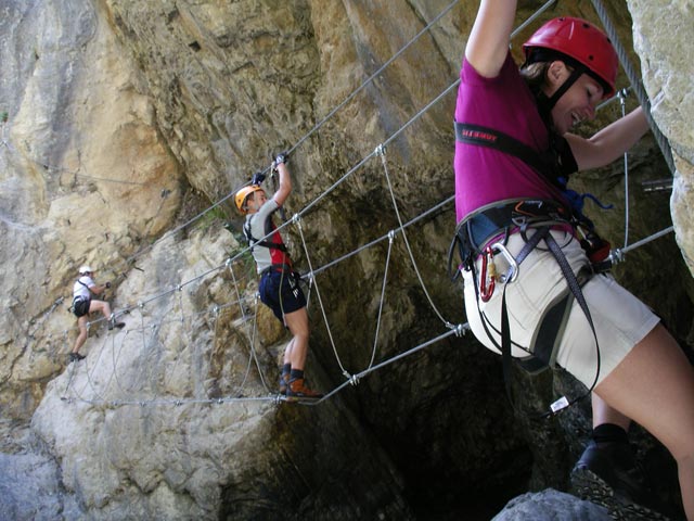 &Ouml;TK-Klettersteig: Christoph, Tobias und Doris bei der zweiten Br&uuml;cke (7. Juli)