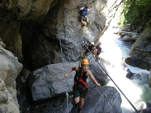&Ouml;TK-Klettersteig: Theresa, Daniela, Nobert und Erich bei der zweiten Br&uuml;cke (7. Juli)