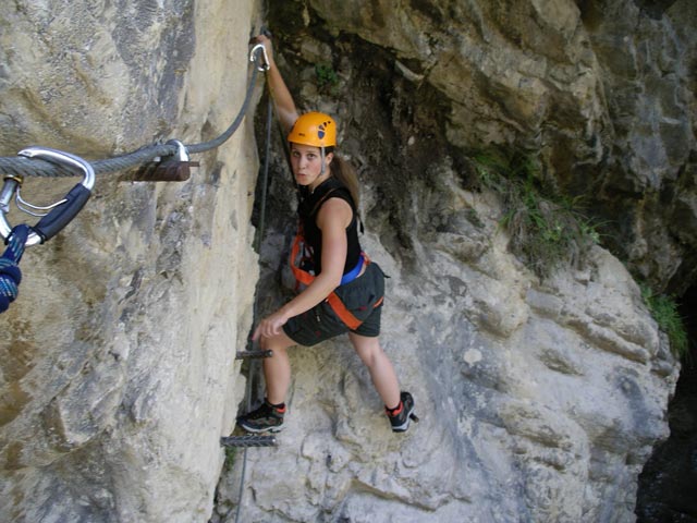 &Ouml;TK-Klettersteig: Theresa bei der zweiten Br&uuml;cke (7. Juli)