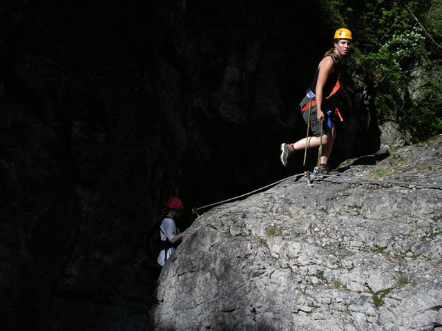 &Ouml;TK-Klettersteig: Daniela und Theresa zwischen zweiter und dritter Br&uuml;cke (7. Juli)