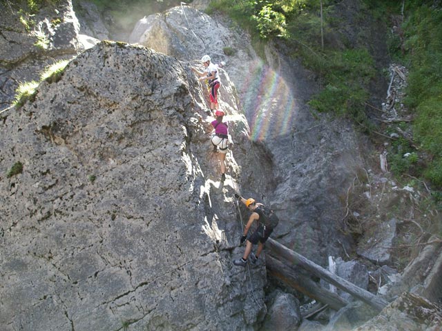 &Ouml;TK-Klettersteig: Christoph, Doris und Wolfgang zwischen zweiter und dritter Br&uuml;cke (7. Juli)