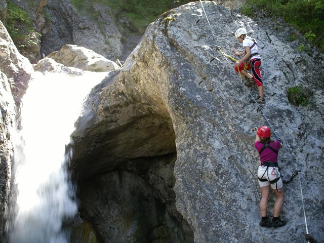 &Ouml;TK-Klettersteig: Christoph und Doris zwischen zweiter und dritter Br&uuml;cke (7. Juli)