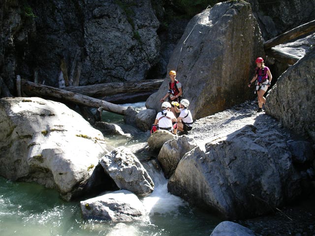&Ouml;TK-Klettersteig: Christoph, Tobias, Alexander und Doris zwischen dritter und vierter Br&uuml;cke (7. Juli)