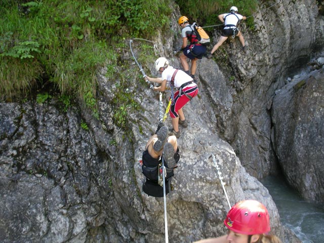 &Ouml;TK-Klettersteig: Wolfgang, Christoph, Tobias und Alexander bei der vierten Br&uuml;cke (7. Juli)
