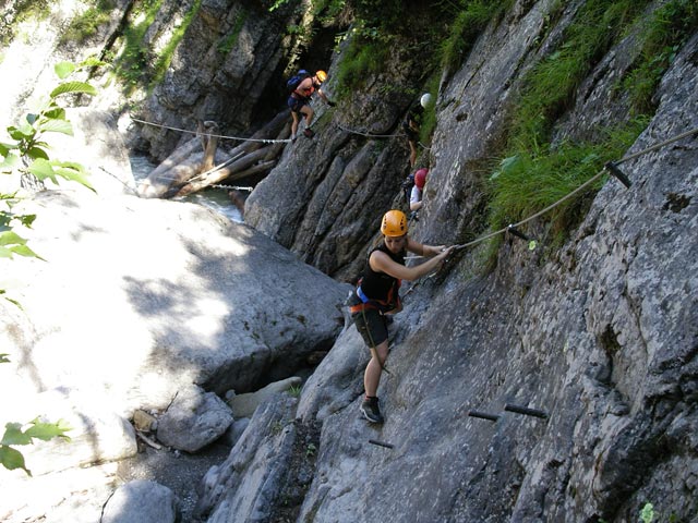 &Ouml;TK-Klettersteig: Erich, Theresa, Daniela und Norbert zwischen vierter Br&uuml;cke und erster Wehranlage (7. Juli)