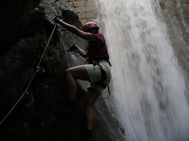 &Ouml;TK-Klettersteig: Doris bei der ersten Wehranlage (7. Juli)