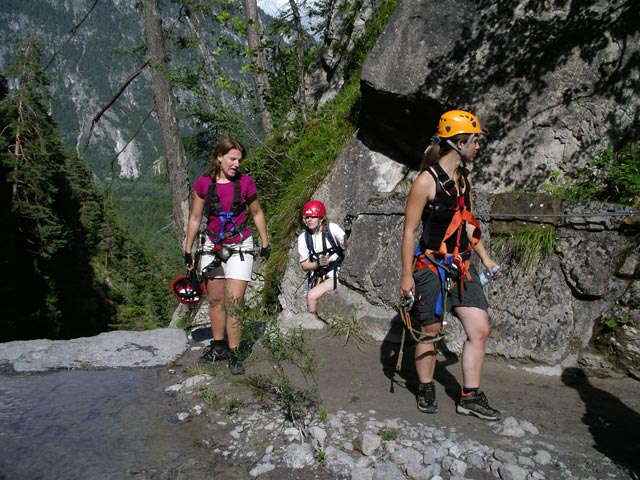 &Ouml;TK-Klettersteig: Doris, Daniela und Theresa bei der ersten Wehranlage (7. Juli)