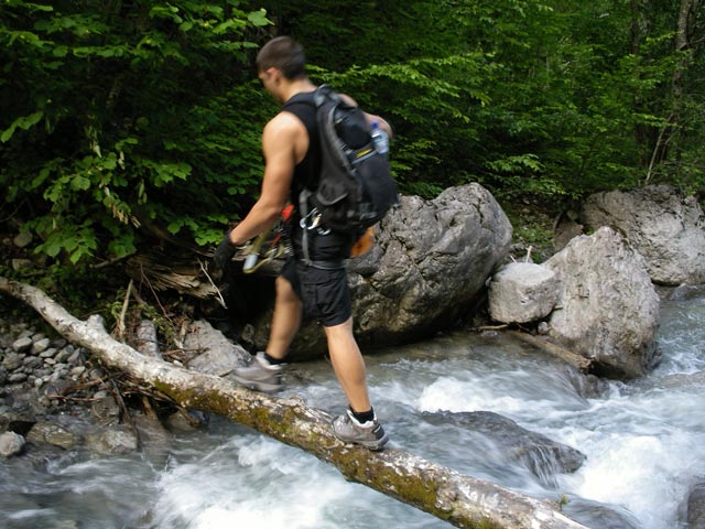 &Ouml;TK-Klettersteig: Wolfgang zwischen erster Wehranlage und Schl&uuml;sselstelle (7. Juli)