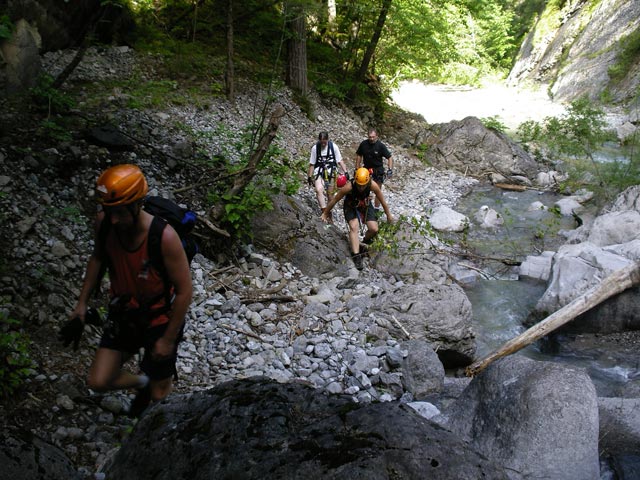&Ouml;TK-Klettersteig: Erich, Daniela, Theresa und Norbert zwischen erster Wehranlage und Schl&uuml;sselstelle (7. Juli)
