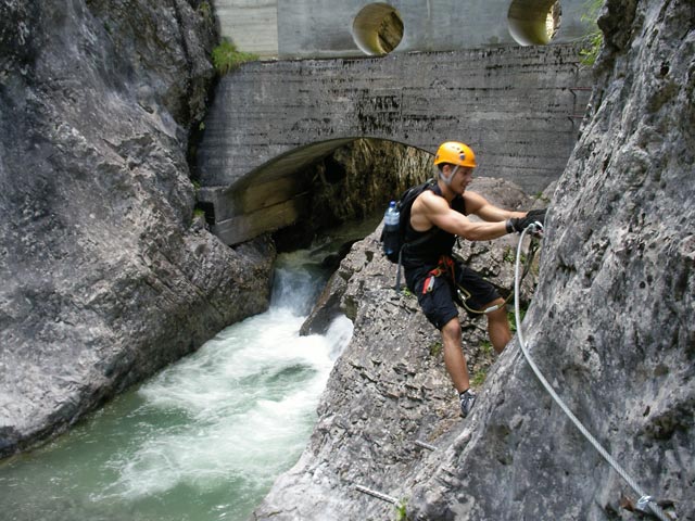 &Ouml;TK-Klettersteig: Wolfgang zwischen Schl&uuml;sselstelle und zweiter Wehranlage (7. Juli)