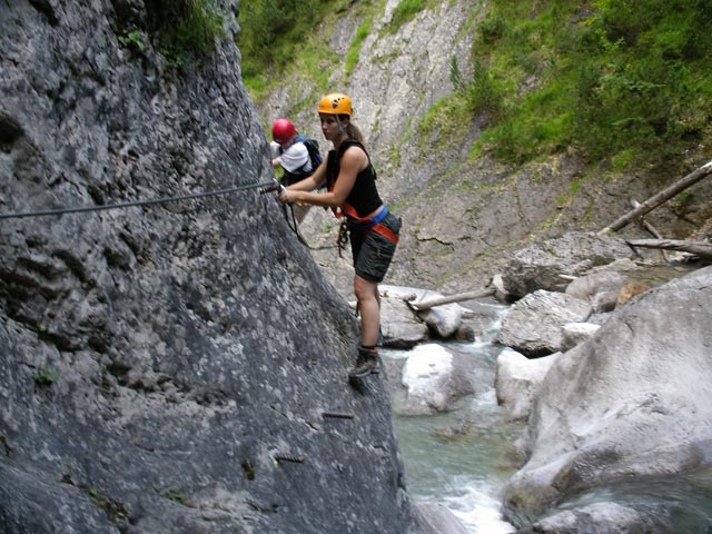 &Ouml;TK-Klettersteig: Daniela und Theresa zwischen Schl&uuml;sselstelle und zweiter Wehranlage (7. Juli)