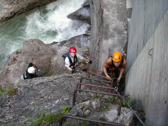 &Ouml;TK-Klettersteig: Norbert, Daniela und Theresa bei der zweiten Wehranlage (7. Juli)