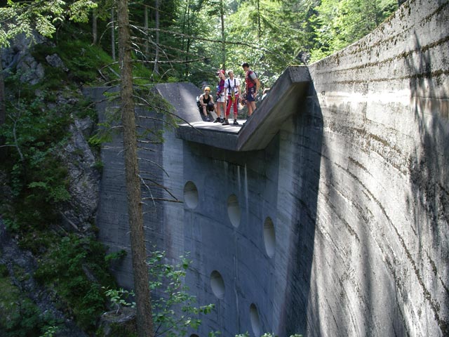 &Ouml;TK-Klettersteig: Wolfgang, Doris, Christoph und Tobias auf der zweiten Wehranlage (7. Juli)
