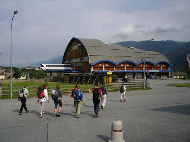Ingrid, Irmgard, Doris, Sascha, Edith, Andreas, Erich und Daniela bei der Talstation des Millienium-Express (8. Juli)