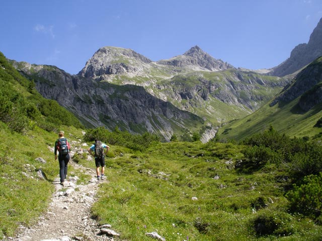 Theresa und Wolfgang auf Weg 438 zwischen Oberer Ro&szlig;gumpenalpe und M&auml;delejoch (4. Aug.)