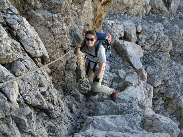 Heilbronner Weg: Daniela zwischen Heilbronner Th&ouml;rle und Hohem Licht (5. Aug.)