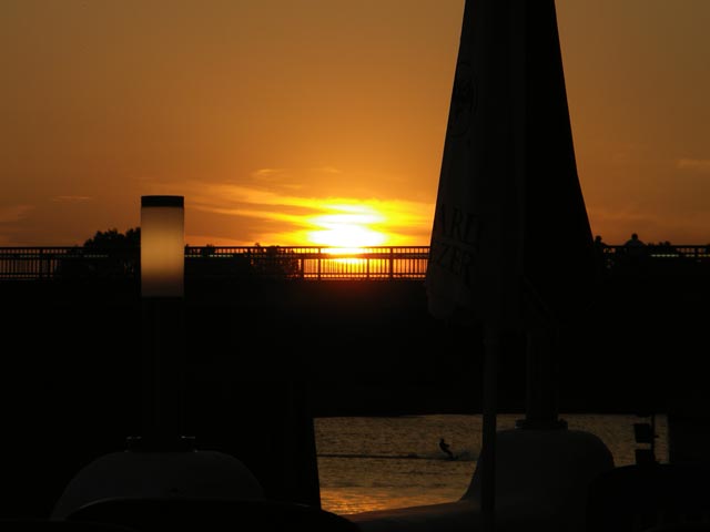 Sonnenuntergang &uuml;ber dem Wehr 1