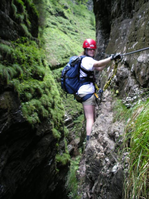 Postalmklamm-Klettersteig: Daniela zwischen Hangelbr&uuml;cke und Schwarzem Loch