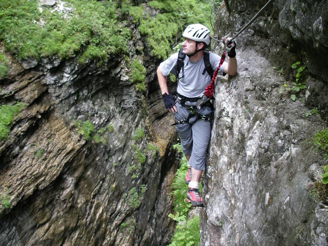 Postalmklamm-Klettersteig: Andreas zwischen Spiegel und Wasserfallbrücke