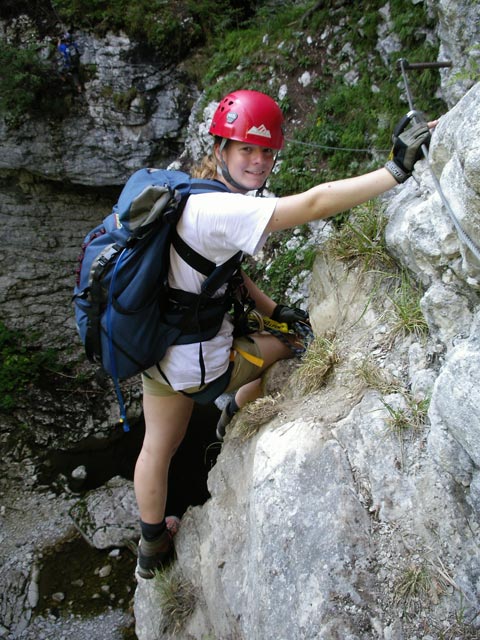 Postalmklamm-Klettersteig: Daniela vor der Dschungelbr&uuml;cke