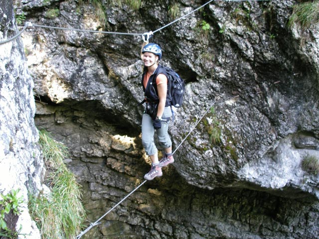 Postalmklamm-Klettersteig: Marlies auf der Dschungelbr&uuml;cke