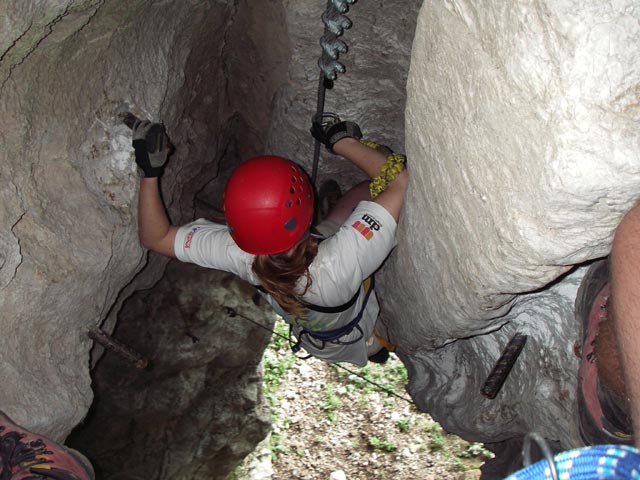 Ro&szlig;lochh&ouml;hlen-Klettersteig: Daniela in der H&ouml;hle
