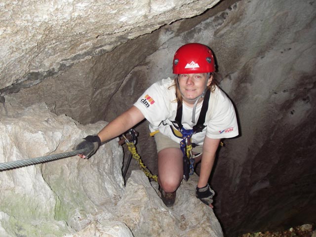 Ro&szlig;lochh&ouml;hlen-Klettersteig: Daniela in der H&ouml;hle